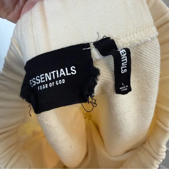 Essentials Fear of God Sweatshorts size large - Picture 5 of 8